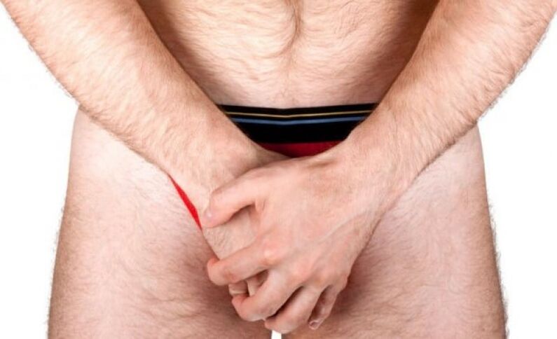 moški, ki izvaja masažo penisa za povečanje debeline